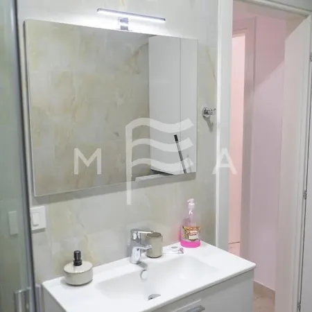 Nicely Equipped With Sea-view 693 شقة *