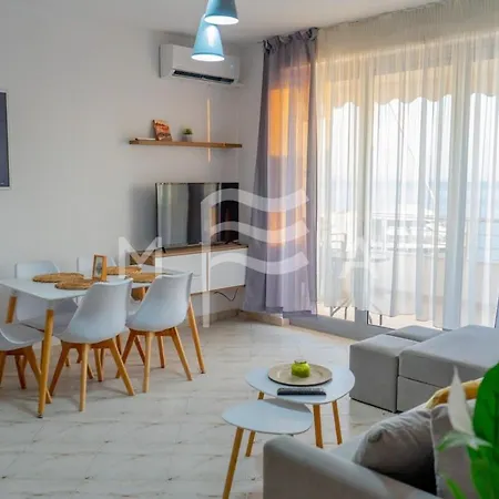 Nicely Equipped With Sea-view 693 شقة دراس